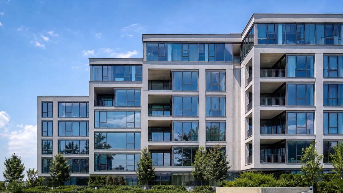 Immeuble locatif et condos habillés de stores sur mesure à Québec